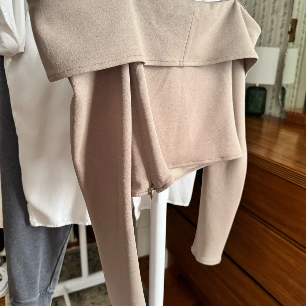 A&F Off-Shoulder Top - Picture 10 of 12